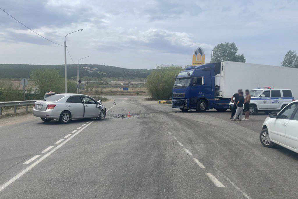 В Бурятии грузовик врезался в легковушку, выезжая с заправки
