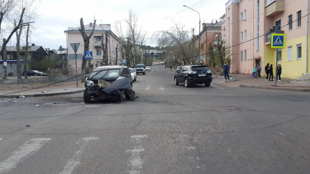 В Улан-Удэ не уступивший дорогу водитель устроил ДТП с пострадавшей женщиной