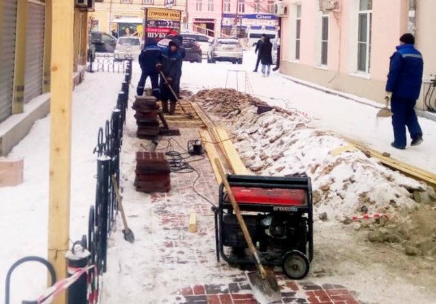 В центре Улан-Удэ укладывают экспериментальную плитку из отходов