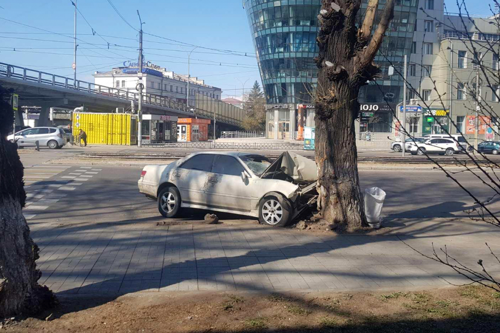 В Улан-Удэ автомобиль врезался в дерево