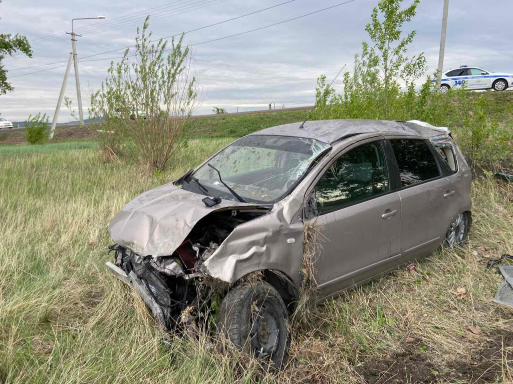 Молодая девушка пострадала в аварии, врезавшись в дерево