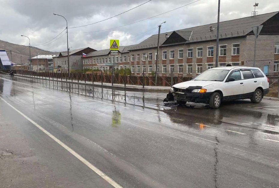 В пригороде Улан-Удэ автомобиль столкнулся с мопедом