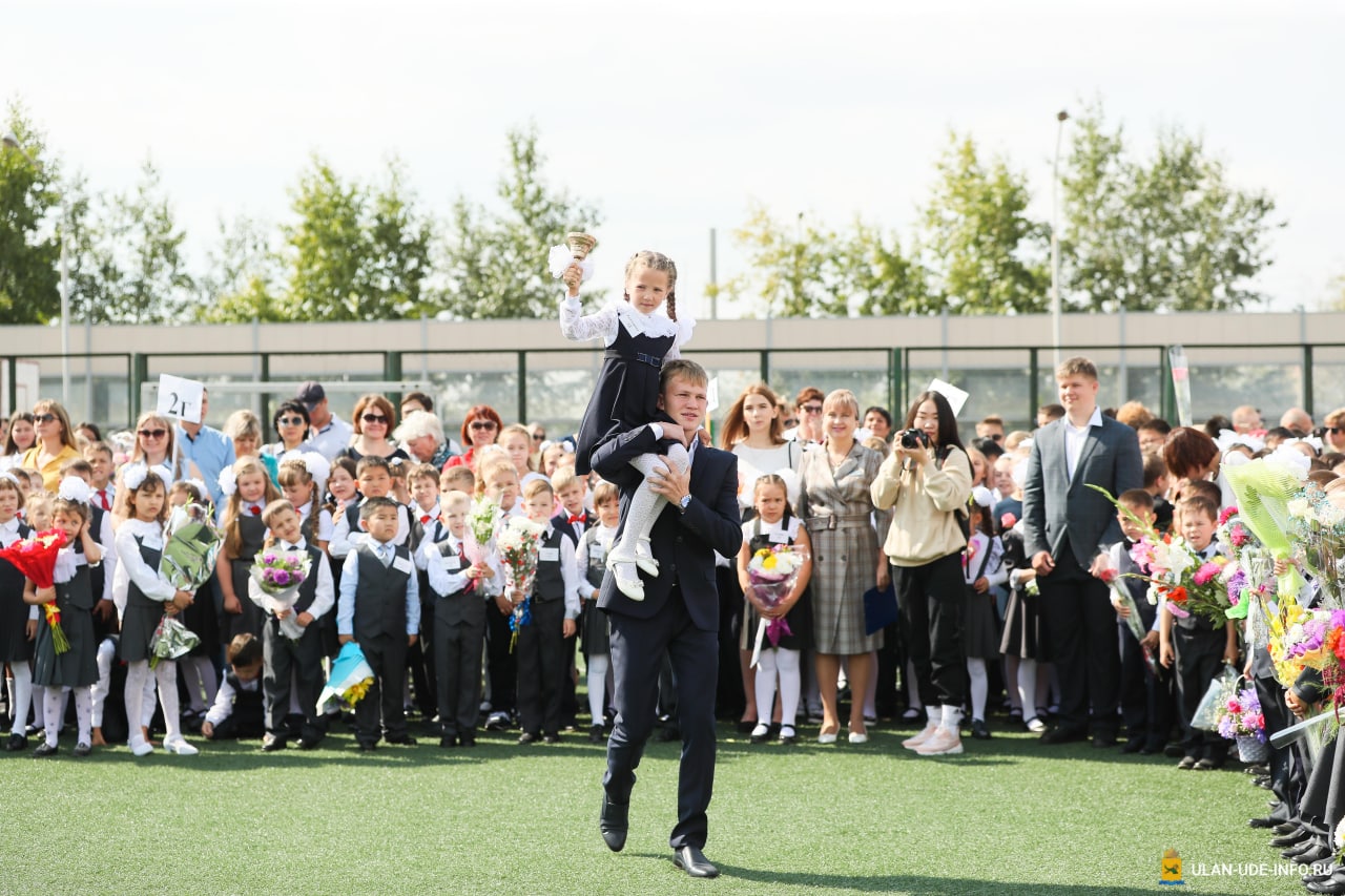 Торжественная линейка 1 сентября. 01 сентября 2021 г. Школьная линейка 1 сентября. Линейка в школе. Дети на линейке 1 сентября.