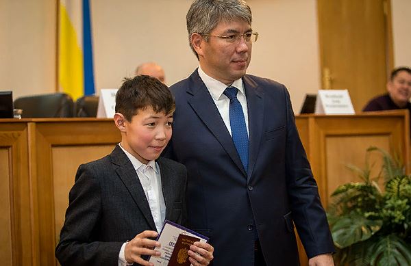 В Бурятии наградили медалями детей-героев
