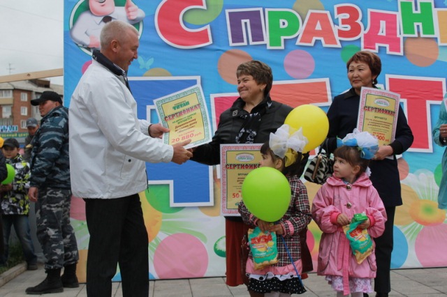 БреднийВВ.jpg Вадим Бредний вручает подарочные сертификаты