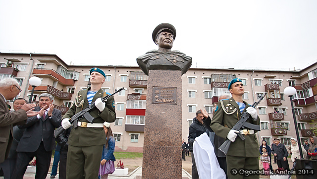 Борсоев. Памятник Борсоеву в Улан-Удэ. Памятник герою советского Союза Владимиру Бузинаевичу Борсоеву. Борсоев Сергей Улан-Удэ. Улан Удэ Борсоева статуя.