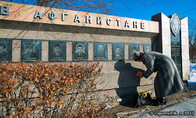 Черный тюльпан улан удэ. Памятник черный тюльпан в Улан-Удэ. Памятник тюльпан город Улан Удэ. Мемориал черный тюльпан Улан-Удэ. Черный тюльпан монумент Улан Удэ.